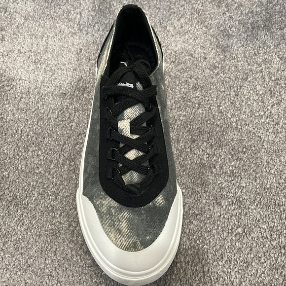 NWOB Womens rocket dog Alia sneakers. SIZE 7.5. Slight wear on bottom. - Picture 5 of 6